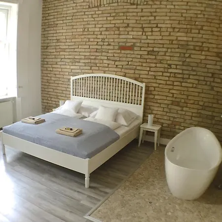 Elizabeth Boulevard Apartment *